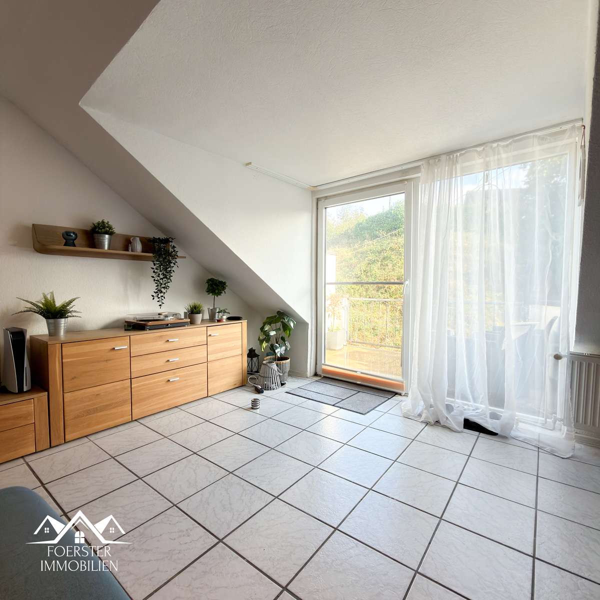 Großzügige Maisonette-Wohnung mit zwei Bädern und Sonnenbalkon - Foerster Immobilien